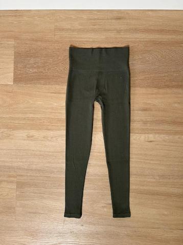 Groene legging van Guts & Gusto, fijne rib, maat S / M beschikbaar voor biedingen