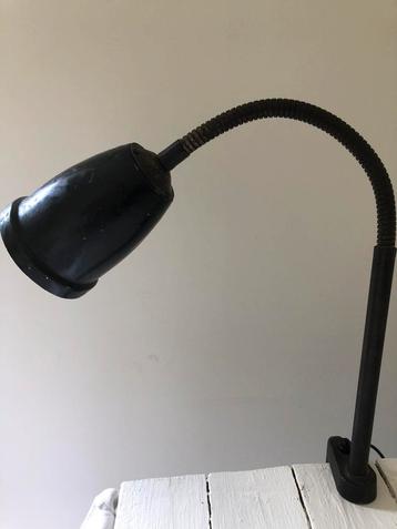 Oude industriële werkplaatslamp beschikbaar voor biedingen