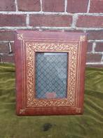 Vintage bruin lederen fotolijst met goud opdruk., Verzenden