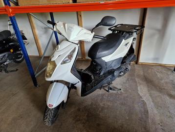 Diverse onderdelen van sym xpro , sloop scooter parts wiel  beschikbaar voor biedingen