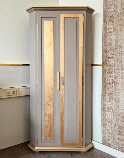 Hoekkast in Taupe en goud/ modern look kast, Antiek en Kunst, Antiek | Meubels | Kasten, Ophalen