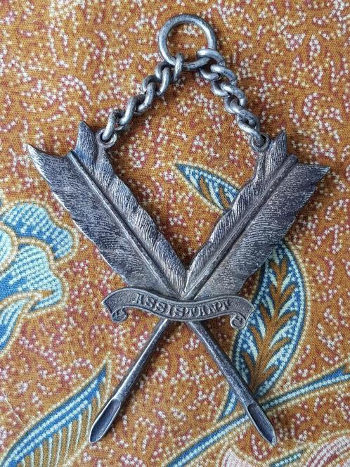 Antieke vrijmetselaars hanger uit Engeland met veren 11 cm., Antiek en Kunst, Antiek | Woonaccessoires, Ophalen of Verzenden