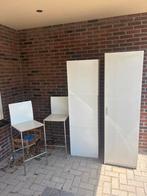 Gratis. 1 hige kast, 3 ophangbare kastjes en 2 barkrukken, Ophalen of Verzenden, Zo goed als nieuw