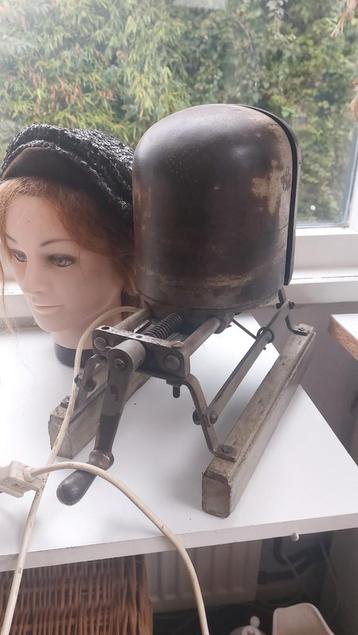 Antieke etalen hoedenoprekker en hoedenmal beschikbaar voor biedingen