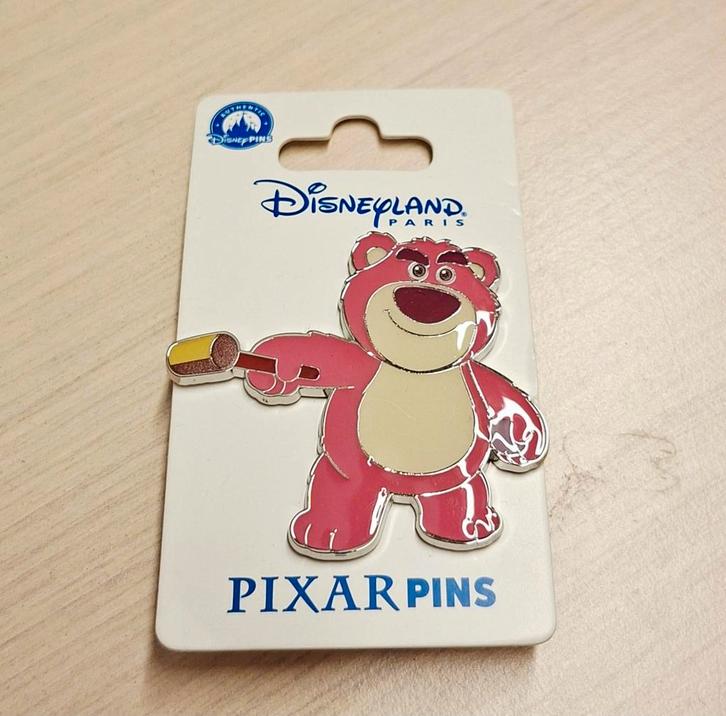 Lotso Toy Story pin - Disneyland Parijs (nieuw), Verzamelen, Speldjes, Pins en Buttons, Nieuw, Speldje of Pin, Ophalen of Verzenden