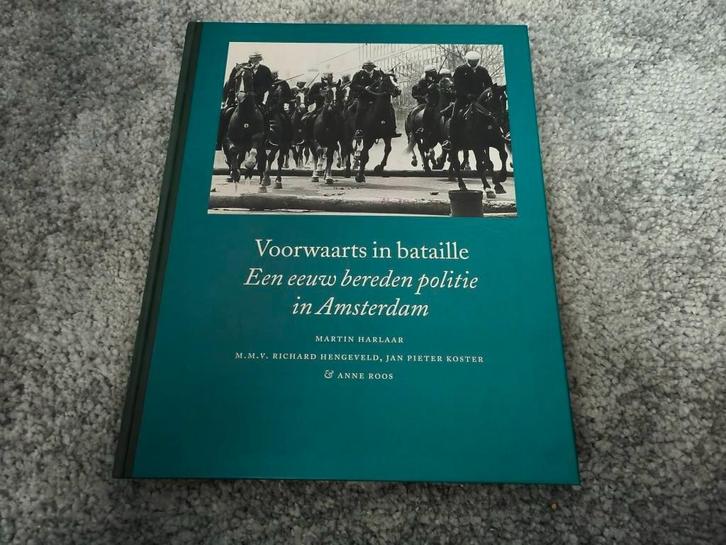 Voorwaarts In Bataille een eeuw bereden politie in Amsterdam, Boeken, Geschiedenis | Stad en Regio, Zo goed als nieuw, 20e eeuw of later