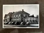 Quatre Bras in Best met fraaie rij oldtimers  uit die tijd, Ophalen of Verzenden, 1940 tot 1960, Ongelopen, Noord-Brabant