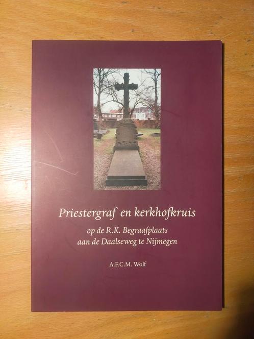 Priestergraf & kerkhofkruis Begraafplaats Daalseweg Nijmegen, Boeken, Geschiedenis | Stad en Regio, Gelezen, 20e eeuw of later