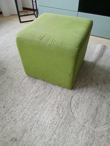 Gratis groene hocker beschikbaar voor biedingen