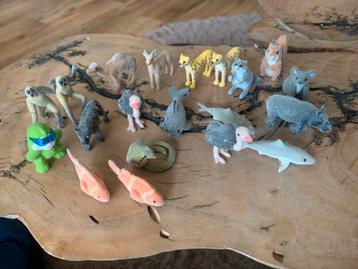 Troetels dierfiguurtjes vilt beschikbaar voor biedingen