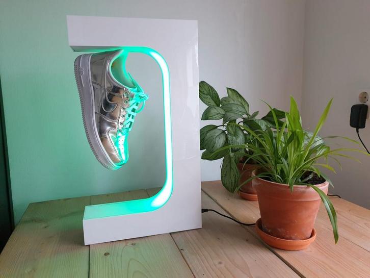 Zwevende Schoenen Display, Huis en Inrichting, Lampen | Hanglampen, Zo goed als nieuw, 50 tot 75 cm, Kunststof, Metaal, Ophalen