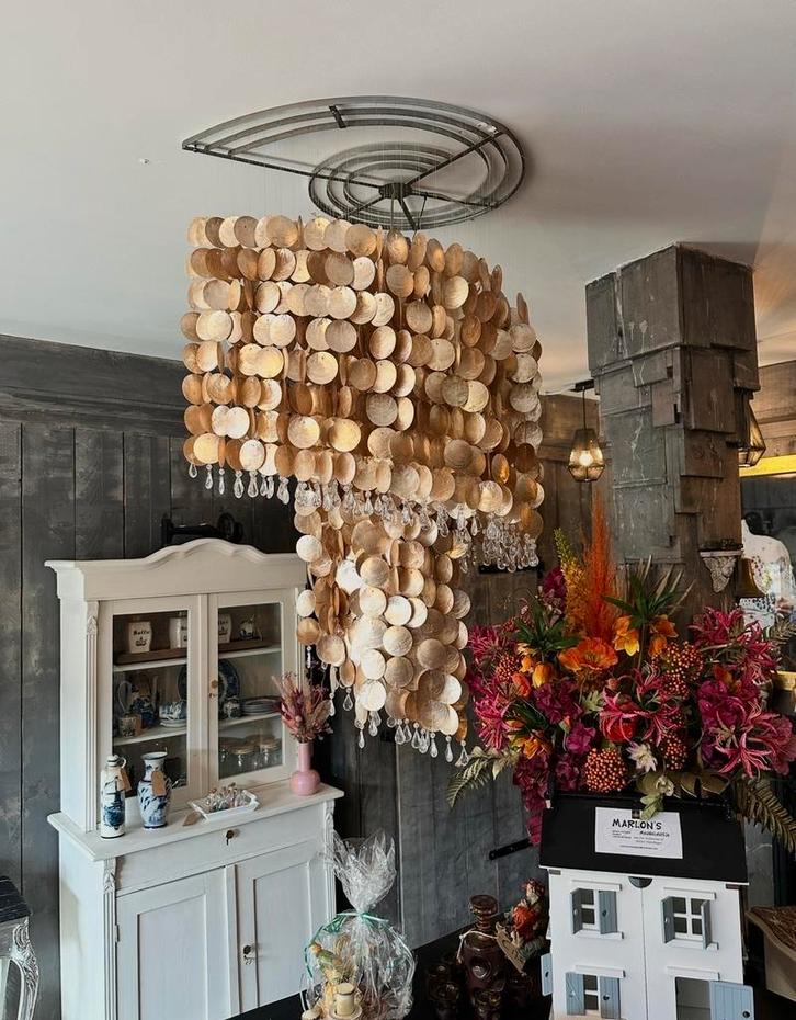 Champagne Schelpenlamp - Handgemaakt & Luxe, Huis en Inrichting, Lampen | Hanglampen, Zo goed als nieuw, 50 tot 75 cm, Overige materialen