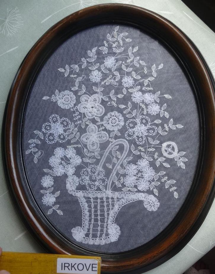 BRUSSELS KANT BLOEMENMAND * In Lijst *, Antiek en Kunst, Curiosa en Brocante, Verzenden