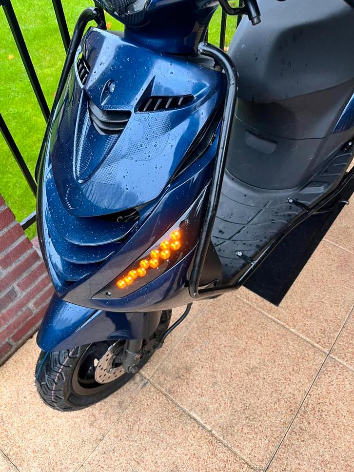 Piaggio zip 0km geleden onderhousdbeurt, Fietsen en Brommers, Scooters | Piaggio, Zo goed als nieuw, Zip, Benzine, Ophalen