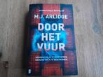 M.J. Arlidge/ Door het vuur, Boeken, Thrillers, Ophalen of Verzenden, Gelezen