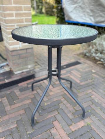 Mooie tuintafel met glazen blad beschikbaar voor biedingen