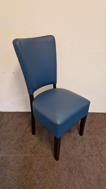 Een eetkamerstoel in blauw  beschikbaar voor biedingen