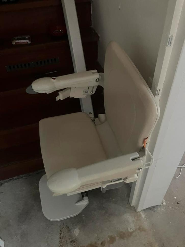 Handicare 1100 traplift, Diversen, Trapliften, Zo goed als nieuw, Recht, Ophalen