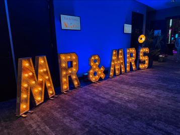 Lichtletters LOVE of MR&MRS beschikbaar voor biedingen