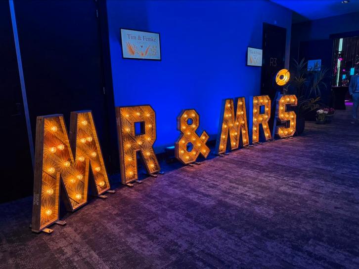 Lichtletters LOVE of MR&MRS, Hobby en Vrije tijd, Feestartikelen | Verhuur, Zo goed als nieuw, Geboorte of Huwelijk, Ophalen