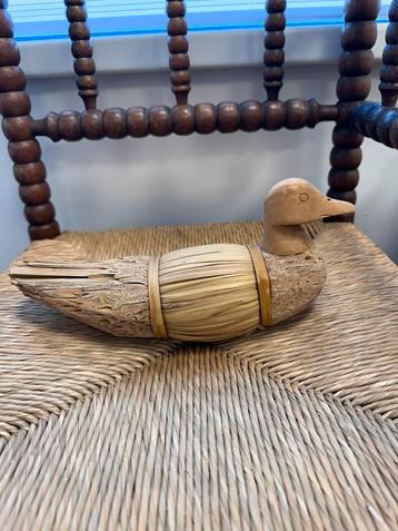 Eend de decoratie van natuur materialen beschikbaar voor biedingen