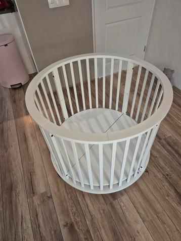 Europe baby Box rond wit met wieltjes beschikbaar voor biedingen