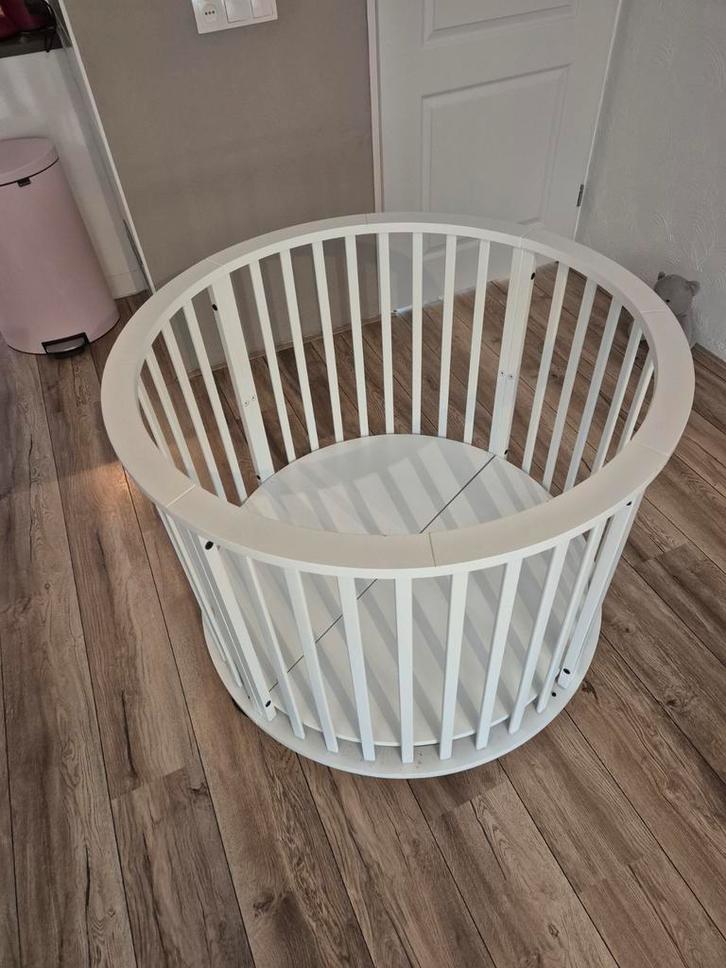 Europe baby Box rond wit met wieltjes, Kinderen en Baby's, Boxen, Zo goed als nieuw, Ophalen
