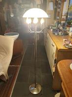 Zes armige chromen vloerlamp met glazen kap, Huis en Inrichting, Lampen | Vloerlampen, Ophalen, Glas, Vintage design modernistisch