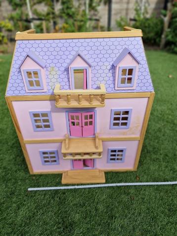 mooi poppenhuis beschikbaar voor biedingen