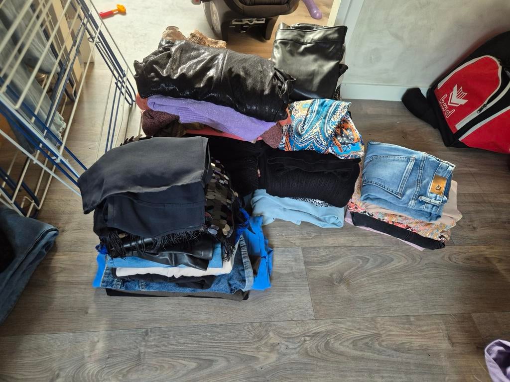 Grote kledingbox maat S - Veel kleding!, Kleding | Dames, Overige Dameskleding, Gedragen, Ophalen of Verzenden