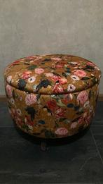 Prachtige antieke poef nieuw gestoffeerd met mooie velvet, Huis en Inrichting, Banken | Voetenbanken en Poefen, Ophalen, Rond