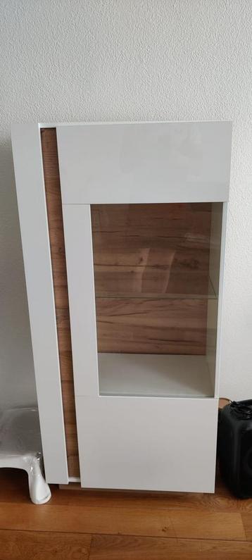 Witte vitrinekast met eikenhout en glas
