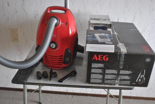 Stofzuiger AEG 700 watt Vx6 x force classic, als nieuw, Witgoed en Apparatuur, Stofzuigers, Zo goed als nieuw, Stofzuiger, Minder dan 1200 watt