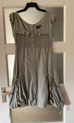 2026 grijze jurk Maat 40, Kleding | Dames, Jurken, Maat 38/40 (M), Ophalen of Verzenden, Zo goed als nieuw, Knielengte