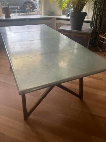 Unieke aluminium beklede tafel mahonie houten frame beschikbaar voor biedingen