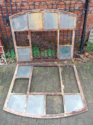 Twee grote stalramen, mooi om spiegels achter te maken beschikbaar voor biedingen