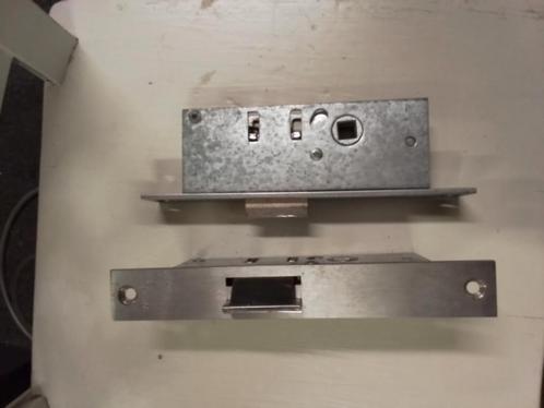 Te koop div sloten en cilinders, Doe-het-zelf en Verbouw, Hang- en Sluitwerk, Zo goed als nieuw, Slot, Ophalen