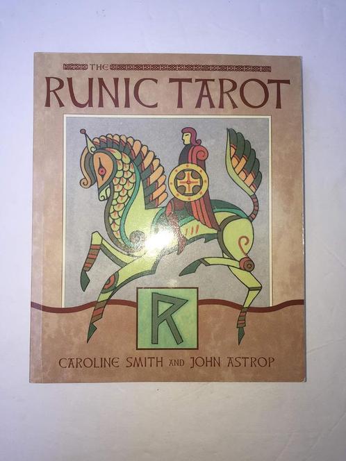 Boek - Runic Tarot - Caroline Smith - John Astrop - 2003, Boeken, Esoterie en Spiritualiteit, Gelezen, Instructieboek, Tarot of Kaarten leggen