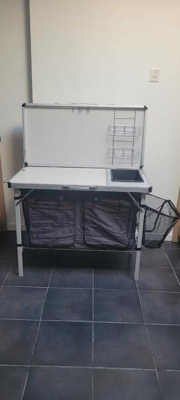 Campingkeuken – praktisch en compleet beschikbaar voor biedingen
