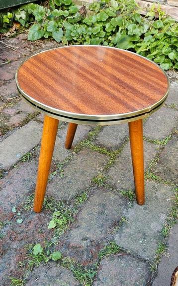 Rond driepoot vintage plantentafeltje beschikbaar voor biedingen