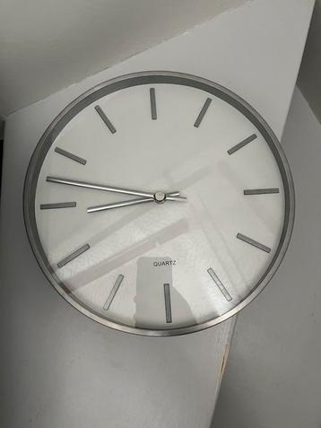 Klok 30cm diameter beschikbaar voor biedingen