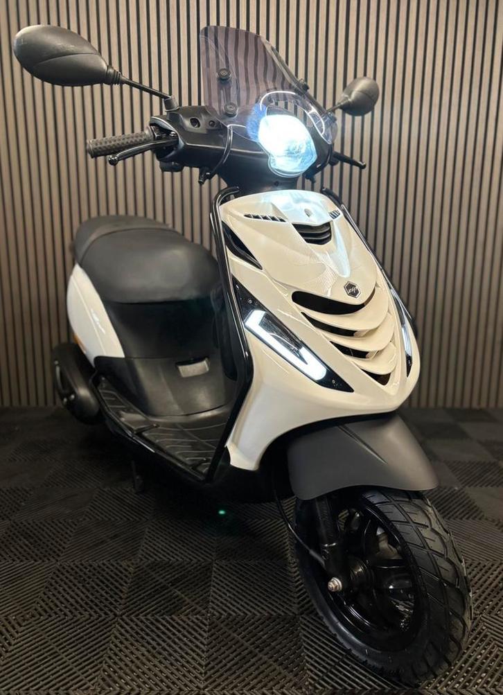 PIAGGIO ZIP 2020 4T 3V FULL OPTION GLANS WIT, Fietsen en Brommers, Scooters | Piaggio, Zo goed als nieuw, Zip, Maximaal 45 km/u