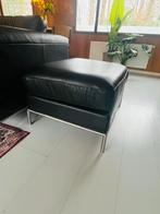 Hocker zwart in echt leer, 2 stuks beschikbaar, Huis en Inrichting, Banken | Voetenbanken en Poefen, Ophalen, Leer, Zo goed als nieuw