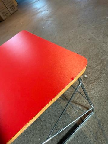 Rode Bijzettafel met Metalen Onderstel - 39x34cm beschikbaar voor biedingen