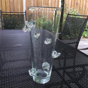 Elegante vaas, versierd met n soort schelpen van glas beschikbaar voor biedingen