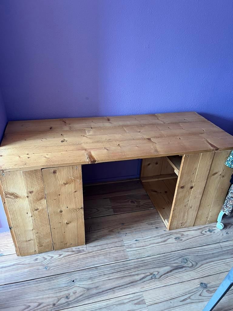 Degelijk houten bureau, Ophalen, Zo goed als nieuw