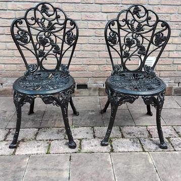 2 gietijzeren bistro tuinstoelen in goede staat beschikbaar voor biedingen