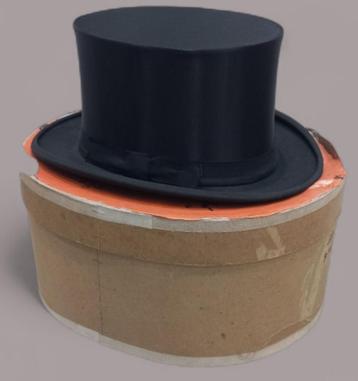 Aleisa hoge hoed in originele kartonnen hoedendoos beschikbaar voor biedingen