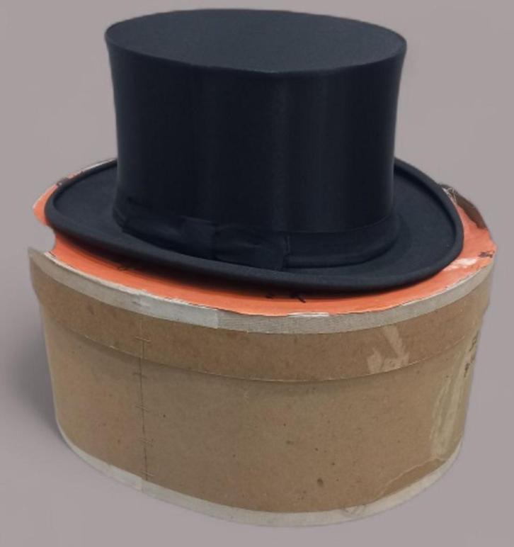 Aleisa hoge hoed in originele kartonnen hoedendoos, Kleding | Heren, Hoeden en Petten, Zo goed als nieuw, Hoed, Ophalen of Verzenden