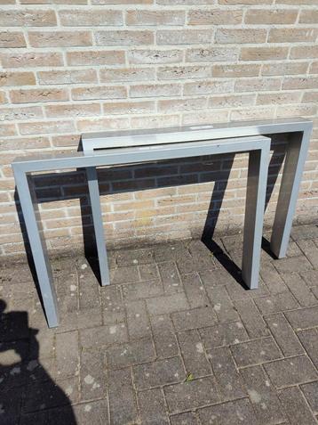 2 zware aluminium tafelpoten  beschikbaar voor biedingen